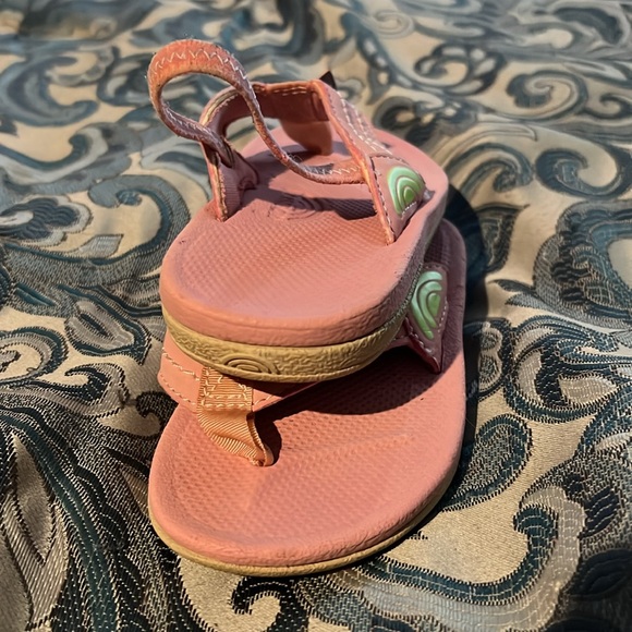 Toddlers pink rainbow flip flops size 7/8. Great used condition - Picture 3 of 7